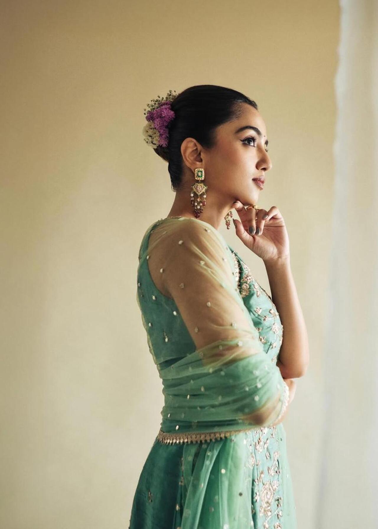 For a playful pop of colour to your festive looks, Ahsaas Channa’s hairstyle is the one to bookmark! She keeps it fun by tying her hair in a simple ponytail and decking it up with multicoloured floral accessories that mimic a garba “gun chakkar” vibe. 